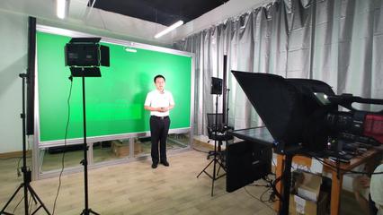 我校創(chuàng)客中心自助式微課錄播室建成并投入使用，融合攝影擴印服務，賦能創(chuàng)新教育